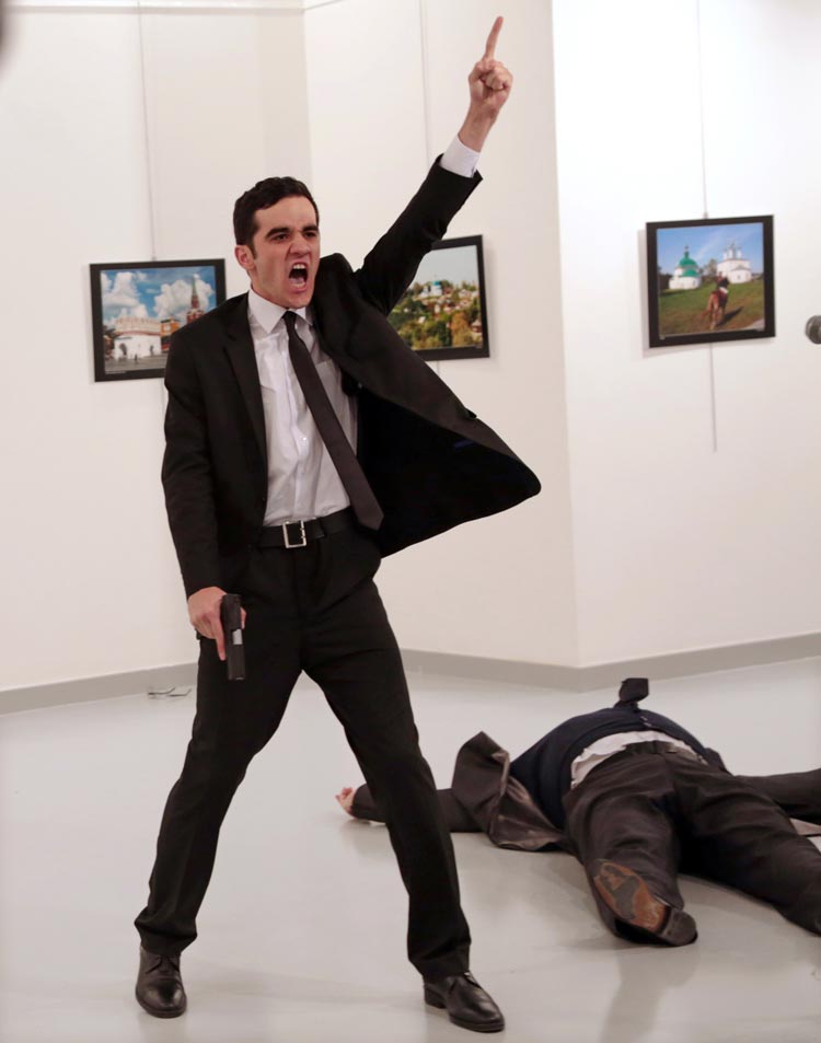 Am 19. Dezember 2016 schaute AP-Fotograf Burhan Ozbilici im türkischen Ankara auf dem Nachhauseweg in einer nahegelegenen Kunstgalerie vorbei. Nichts hätte ihn auf das Horrorszenario vorbereiten können, das sich ihm dort kurz darauf bieten würde: das Attentat von Mevlüt Mert Altıntaş, einem Polizisten außer Dienst, auf Andrei Karlow, den russischen Botschafter in der Türkei, der in der Galerie eine Ausstellung eröffnete. Obwohl er sich selbst in Lebensgefahr begab, hielt Ozbilici das Attentat mit seiner Kamera fest und machte das Foto, das den Preis des World Press Photo of the Year 2017 erhalten sollte.