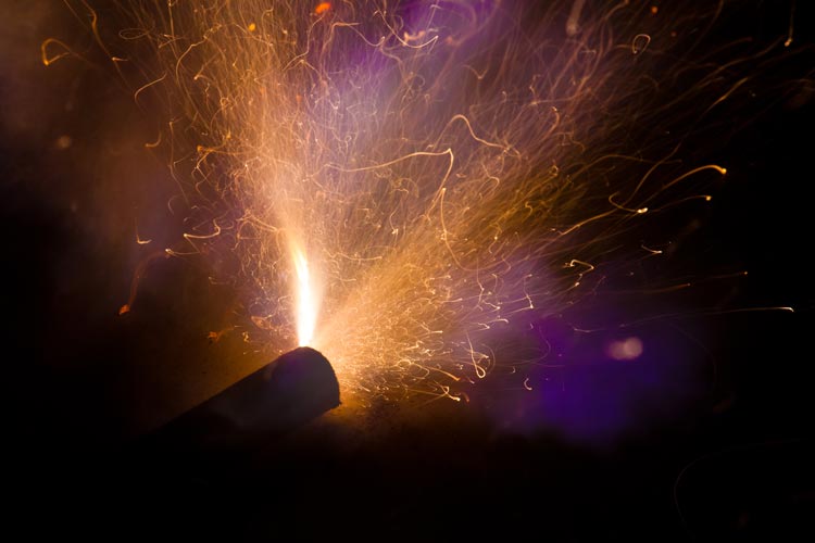 Zum Jahreswechsel warnt der Zoll vor gefährlichem Feuerwerk.