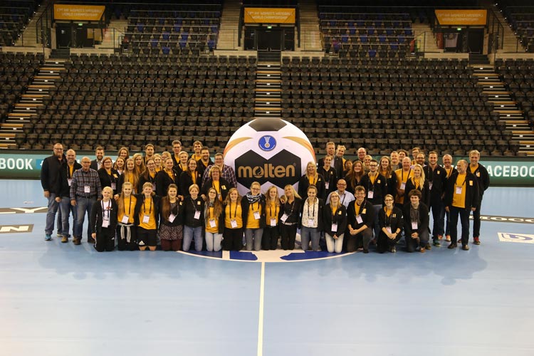 Die Gruppenphase der Frauen Handball WM in Oldenburg ist beendet. An fünf Spieltagen haben über 21.000 Zuschauer Handballspiele genossen.