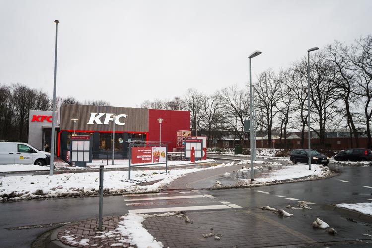 Die US-Fast-Food-Kette Kentucky Fried Chicken (KFC) eröffnet am morgigen Donnerstag, 11 Uhr, eine Filiale auf dem famila-Gelände in Wechloy.
