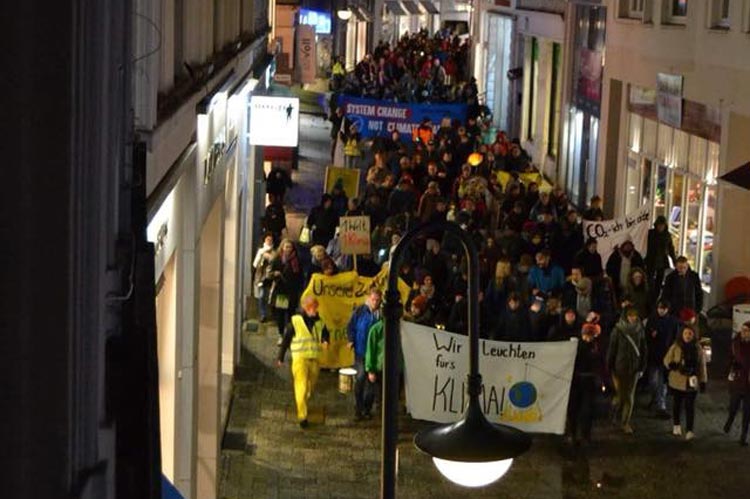 Studierende demonstrieren in der Oldenburger Innenstadt für den Klimaschutz.