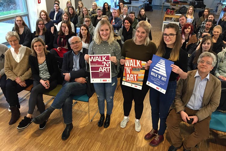 Die drei Siegerinnen präsentieren ihre Walk `n` Art Plakatentwürfe (von links): Josephina Hoffmann (1. Platz), Sarah Stauch (2. Platz) und Sabrina Dettmers (3. Platz).