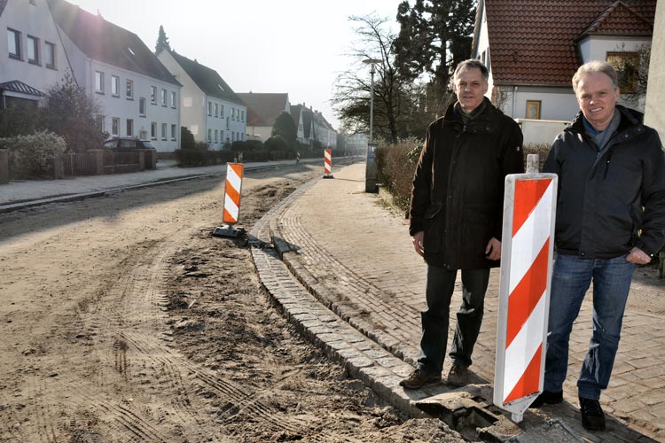 Sachgebietsleiter Reinhard Hövel (rechts) und Ingenieur Jens Kohnert machen sich ein Bild vom Baufortschritt. Die Kanalarbeiten in der Eike-von-Repkow-Straße werden in diesem Jahr fortgesetzt und abgeschlossen.