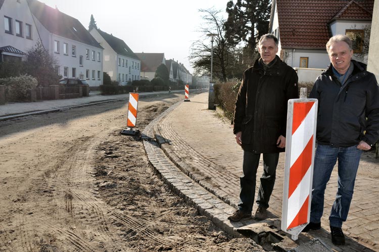 Sachgebietsleiter Reinhard Hövel (rechts) und Ingenieur Jens Kohnert machen sich ein Bild vom Baufortschritt. Die Kanalarbeiten in der Eike-von-Repkow-Straße werden in diesem Jahr fortgesetzt und abgeschlossen.