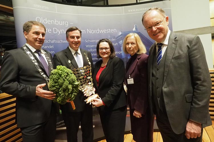 Oberbürgermeister Jürgen Krogmann, der neue Kohlkönig David McAllister, Johanna Wanka (Kohlmajestät 2016), Andrea Nahles (Kohlmajestät 2017) und Niedersachsens Ministerpräsident Stephan Weil (Kohlmajestät 2015 und Schirmherr) in Berlin.