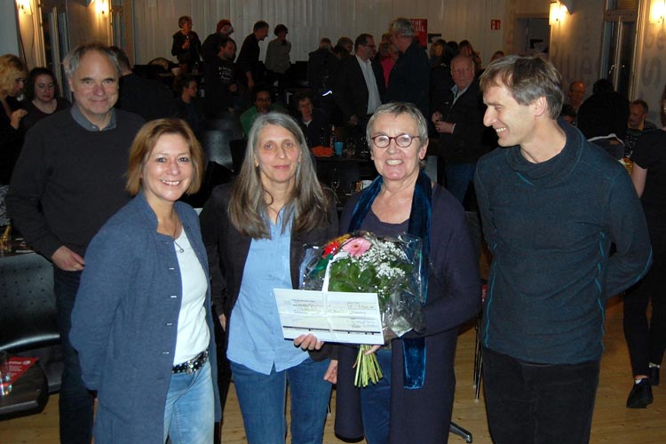 Große Freude über die Glückwünsche von Bürgermeisterin Christine Wolff (links) und vielen Gästen zum 25-jährigen Bestehen des Medienbüros Oldenburg herrschte bei Marion Fittje (2. von links) und Wolfgang Bruch. Helga Wilhelmer, Vorsitzende des Förderkreises für das Cine k Oldenburg, überreichte einen Scheck über 1500 Euro.