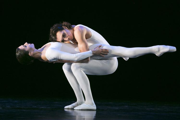 In „Tam Tam et Percussion“ ist die BallettCompagnie Oldenburg im Solo, Pas de deux und auch Ensemble zu sehen.