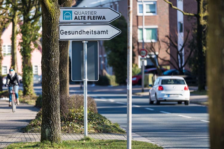 Neue Wegweiser im Stadtgebiet, wie hier an der Jägerstraße / Ecke Am Schützenplatz, führen in das Quartier Alte Fleiwa.