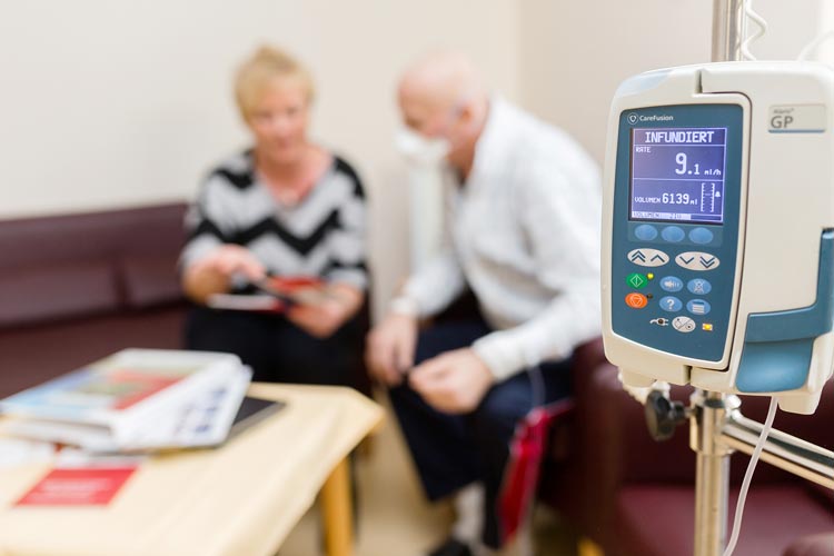 Pflegefachkräfte informieren am Weltkrebstag im Oldenburger Klinikum.
