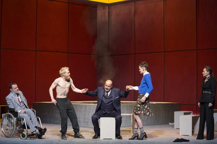 Nathan der Weise ist im Oldenburgischen Staatstheater als zeitgemäßes Gefühlsdrama um Glaube, Toleranz und Mitmenschlichkeit zu sehen.