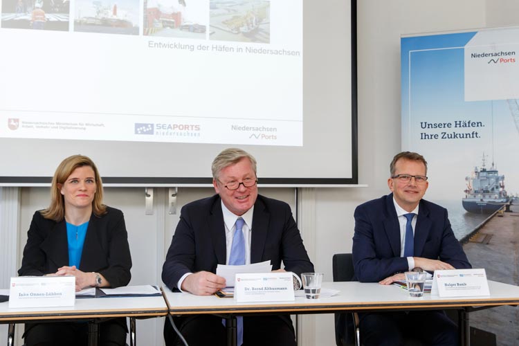 Seaports of Niedersachsen-Geschäftsführerin Inke Onnen-Lübben, Wirtschaftsminister Bernd Althusmann (CDU) und Niedersachsen-Ports-Geschäftsführer Holger Banik (von links) stellten die Umschlagszahlen vor und gaben einen Ausblick auf 2018.