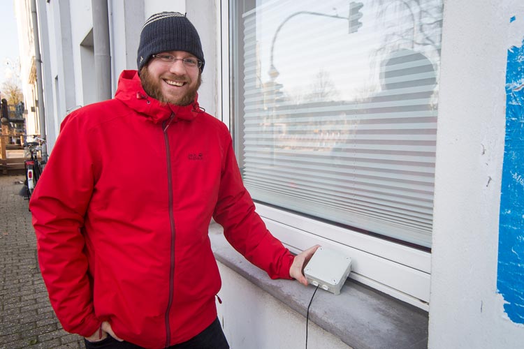 Tobias Tiemerding misst mit seinem Sensor die Feinstaubwerte.