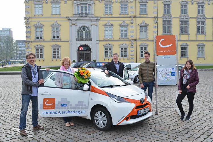 25 Jahre nach dem CarSharing-Start von StadtTeilAuto und nach 15 Jahren unter der Marke „cambio“ wurde jetzt die 2000ste Kundin begrüßt. Cambio-Geschäftsführer Klaus Glöckler (links) sowie Dörthe Johannes, Dr. Norbert Korallus und Prof. Bernd Müller von der Stadtverwaltung (von rechts) gratulierten Iris Demuth.