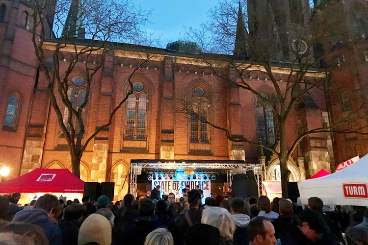 Vor der Maikundgebung findet die traditionelle Veranstaltung Rock gegen Rechts der DGB-Jugend in Oldenburg statt.