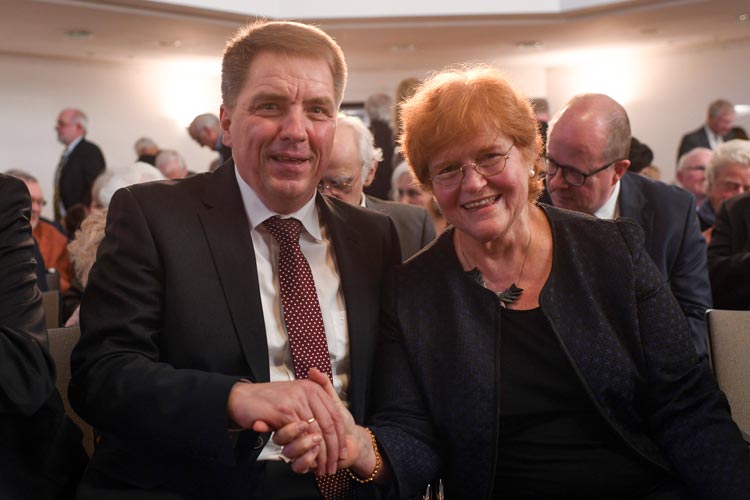 Oberbürgermeister Jürgen Krogmann und Preisträgerin Deborah Lipstadt.