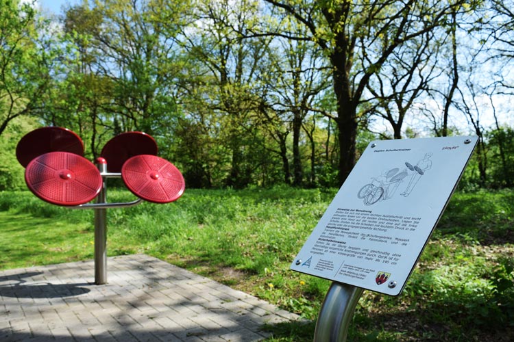 Eines der Fitnessgeräte am Swarte-Moor-See.