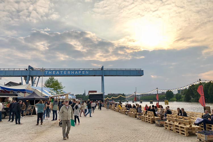 Die Bank mit der schönsten Aussicht am Theaterhafen in Oldenburg wird verkauft und versteigert.