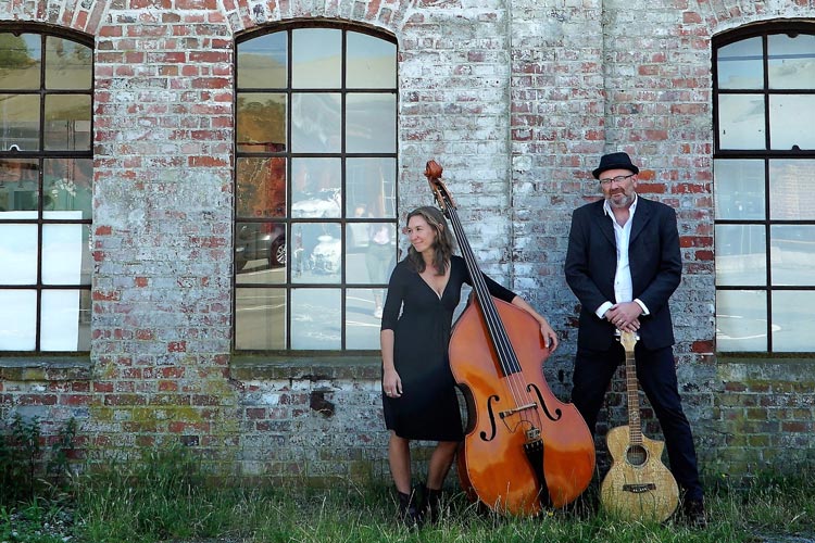 Das Duo Connie & Blyde bringen Pop zum Country mit Gitarre, Kontrabass und Gesang.