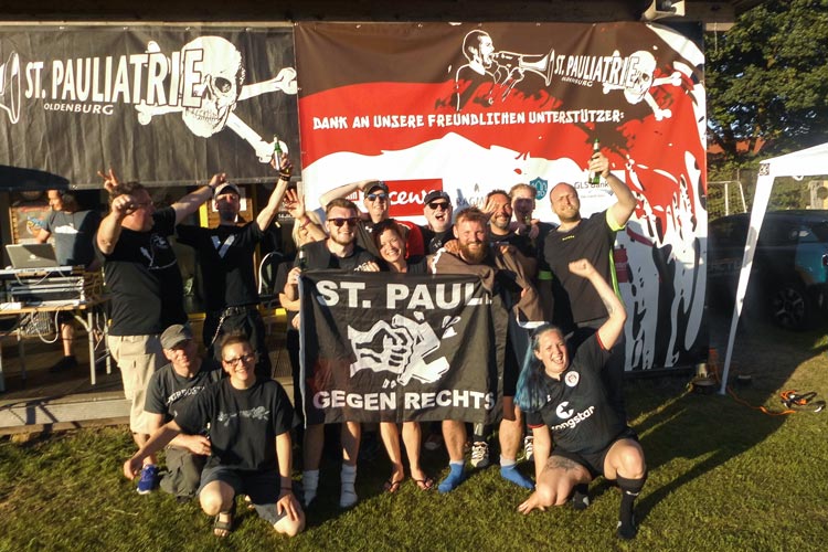 Zum zweiten Mal erfolgreich für den Tierschutz gekickt: der Fanclub St. Pauliatrie Oldenburg.