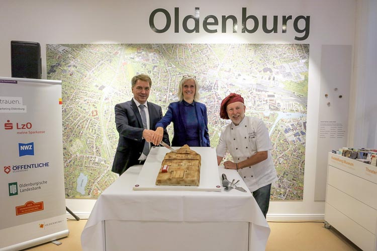 Oberbürgermeister Jürgen Krogmann, OTM-Geschäftsführerin Silke Fennemann und Hofkonditormeister Christian Klinge (von links) beim feierlichen Anschnitt der Lappan-Torte.