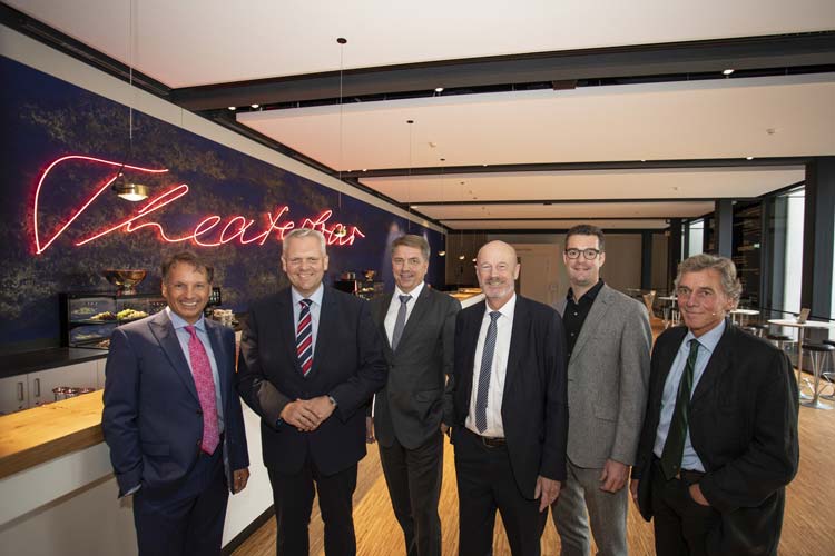 Freude auf allen Seiten im neuen Foyer des Oldenburgischen Staatstheaters (von links): Generalintendant Christian Firmbach, Minister Björn Thümler, Oberbürgermeister Jürgen Krogmann, Klaus Wieting, Marc Grandmontagne und Prof. Dr. Volker Droste