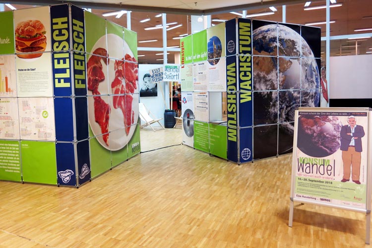 In der Bibliothek der Carl-von-Ossietzky Universität ist in Kooperation mit der Fairtrade Town Steuerungsgruppe Oldenburg eine interaktive Wanderausstellung zu den Themen Konsum und Wachstum zu sehen.