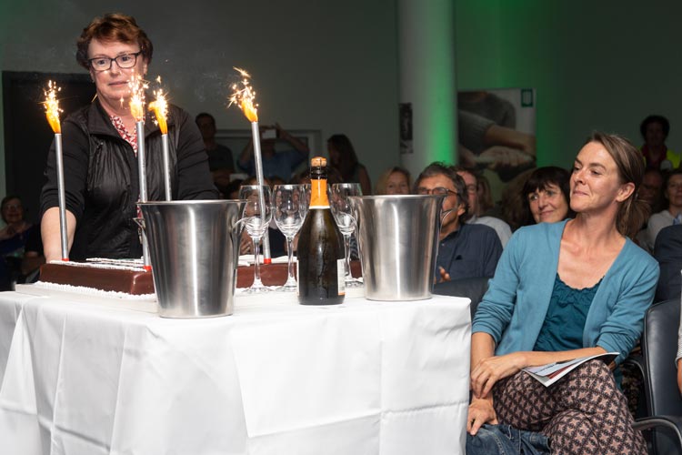 Die Torte zum 25-jährigen Bestehen wurde zur Überraschung des Filmfest-Teams hereingerollt.