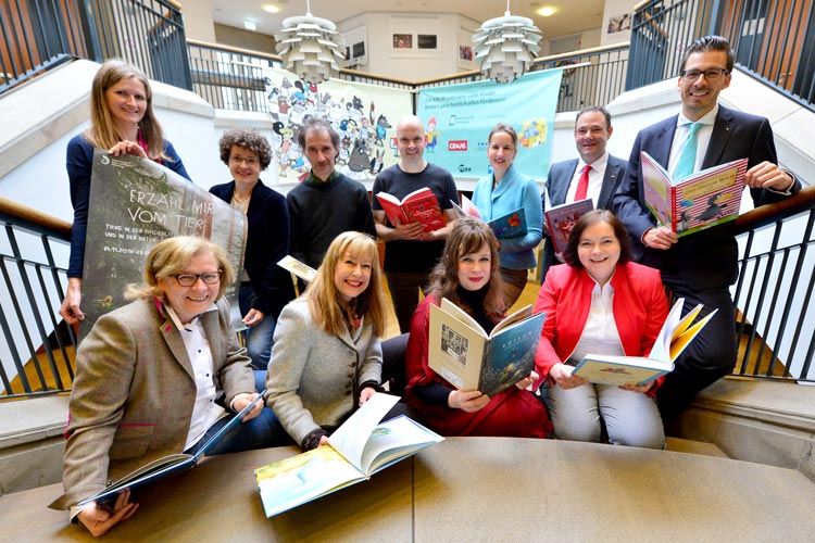 Hintere Reihe (von links): Dr. Christina Barilaro (Stellvertretung Direktorin Landesmuseum Natur und Mensch), Dr. Mareile Oetken (Forschungsstelle Kinder- und Jugendliteratur der Carl von Ossietzky Universität), Christian Kühn, Bibliotheks- und Informationssystem, Carl von Ossietzky Universität Oldenburg), Mathias Wulf (Geschäftsführer von MPA Flashlight WPB Veranstaltungstechnik KG), Svenja Klötscher (Marketing energy & meteo systems GmbH), Christian Stamerjohanns, (Leiter Unternehmenskommunikation CEWE) und Martin Heuermann (Leiter der OLB-Filiale Oldenburg-Gottorpstraße). Vordere Reihe (von links): Christiane Cordes (Leiterin des Amts für Kultur und Sport, Stadt Oldenburg), Dr. Stephanie Abke (Leiterin Geschäftsstelle EWE Stiftung), Regina Peters (Programmverantwortliche Kibum, Stadt Oldenburg) und Irina Börchers (Öffentlichkeitarbeit der Stiftung der Metallindustrie im Nord-Westen).