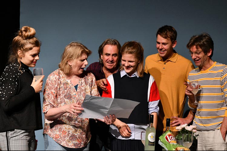 Das gemischte Ensemble vom Theater k der Kulturetage spielt derzeit die Komödie „Wir sind die Neuen“.