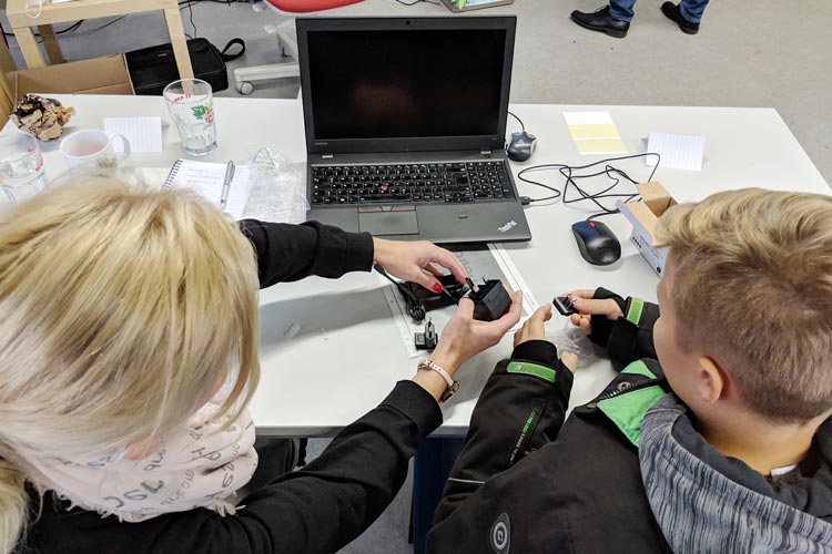 Gemeinsam zu mehr Datenschutz: Im Hackspace neben dem Hauptbahnhof trafen sich Eltern und Kinder zum Lernen.