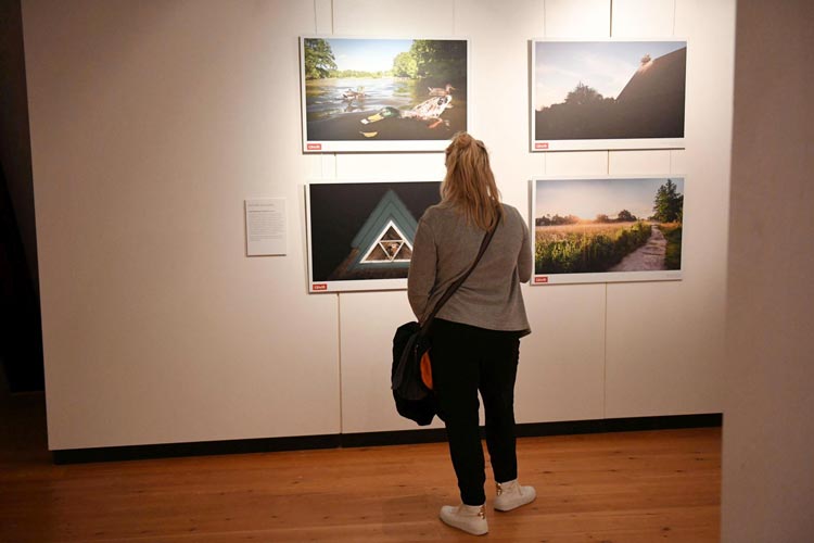 Eine Besucherin vor den Bildern des Fotografen Dominik Janoschka in der Fotoausstellung „Drei Tage in Oldenburg“ im Schloss.