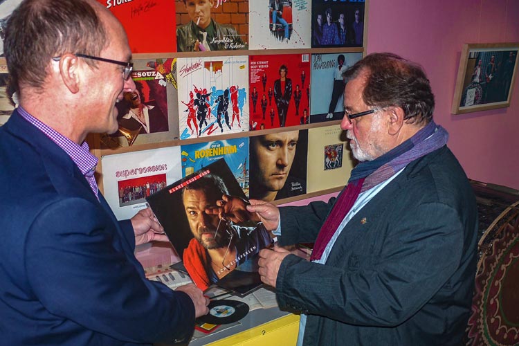 Musiker Klaus Lage (rechts) übergibt vor der Eröffnung der Sonderausstellung „Madonna, Manta, Mauerfall. Die achtziger Jahre in der Bundesrepublik Deutschland“ im Oldenburger Schloss zwei handsignierte LPs an Museumsdirektor Prof. Dr. Rainer Stamm.