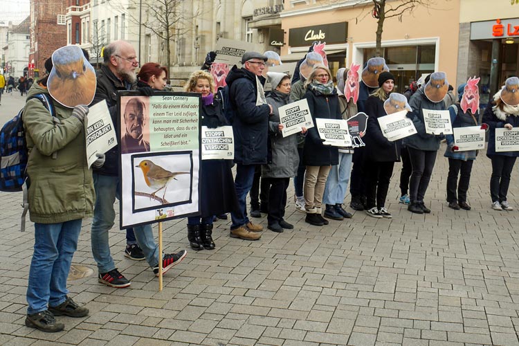 In der Oldenburger Fußgängerzone protestierten am Dienstag Tierschützer gegen die Tierversuche an der Universität Oldenburg und übergaben anschließend rund 35.000 Unterschriften gegen das Töten von Tieren zu Forschungszwecken.