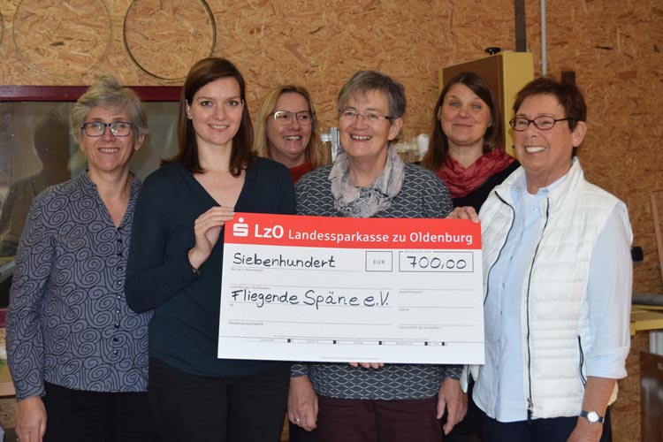 Renate Vossler und Wiebke Oncken vom Gleichstellungsbüro der Stadt übergaben den symbolischen Scheck an Sonja Fröhlich, Traute Martens, Corina Fuhrmann und Gudrun Böttger (von links) vom Verein „Fliegende Späne“.