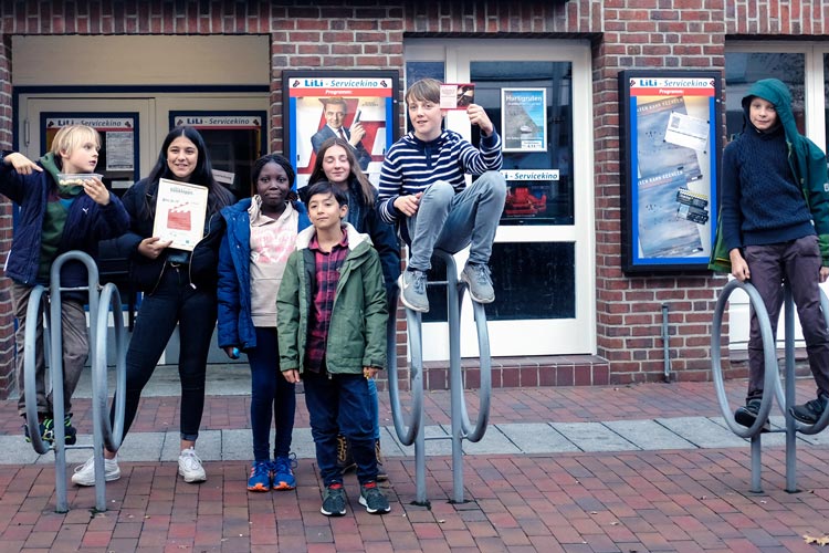 Die Kinder der Projektgruppe „Hier wohne ich“ haben sich über im „Lili Service Kino“ Wildeshausen über die Anerkennung und das Preisgeld von 200 Euro gefreut.