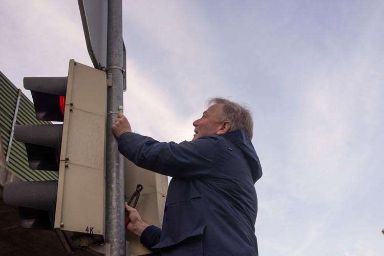 Mit seinem Messröhrchen hat Klaus Stamereilers an der Ecke Hauptstraße / Hundsmühler Straße Proben gesammelt.