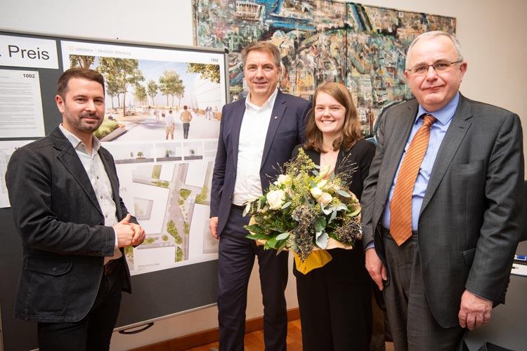 Landschaftsarchitekt Björn Bodem, Oberbürgermeister Jürgen Krogmann, Projektleiterin Lydia Koch und Klaus Marbold, Vorsitzender des Sanierungsbeirates Kreyenbrück-Nord, freuen sich über die Aufwertung des gesamten Stadtteils.