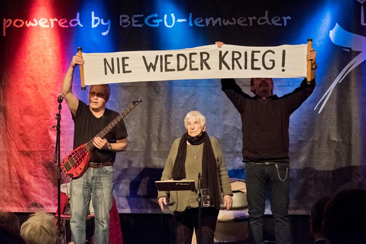 Die Auschwitzüberlebende und Künstlerin Esther Bejarano tritt gemeinsam mit der Band Microphone Mafia und der Projektgruppe CiNS in Oldenburg auf.