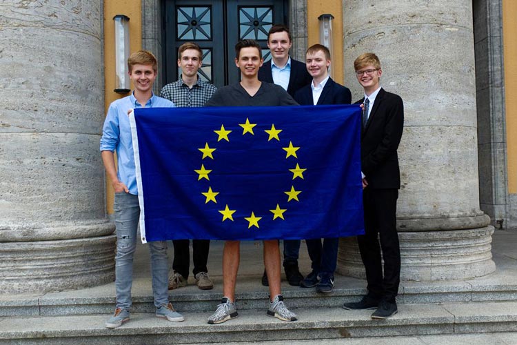 Die Mitglieder des Organisationsteams freuen sich auf eine lebhafte Veranstaltung (von links): Justus Neuendorff, Onno Steggewentz, Patrick Marquardt, Jonas Bitter, Karl Grotheer und Lennart Münstermann.