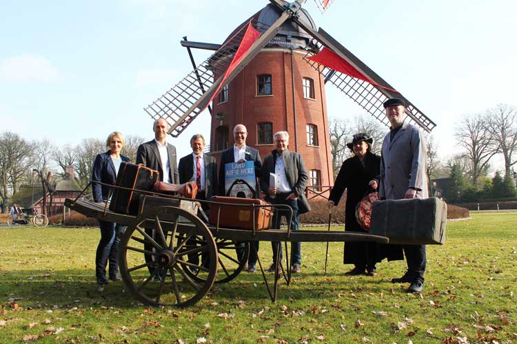 Fenja Baensch, Projektleiterin „100 Jahre Bad“, Geschäftsführer und Kurdirektor Dr. Norbert Hemken, Bürgermeister Dr. Arno Schilling, Christian Wandscher, Geschäftsführer Park der Gärten, Lothar Bentlage, Geschäftsführer Rügenwalder Mühle, und die Gästeführer Dr. Natalie Geerlings und Jens Oeltjendiers-Odion (von links) freuen sich auf das Jubiläumsjahr „100 Jahre Bad“.