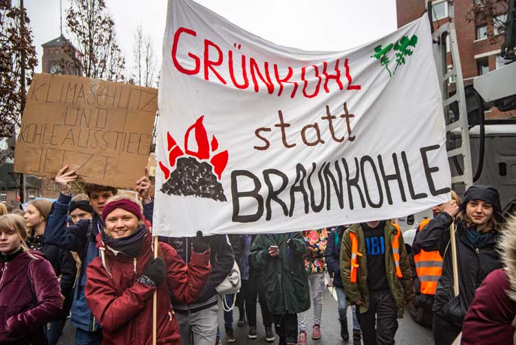 „Grünkohl statt Braunkohle“: Oldenburger Schülerinnen und Schüler protestieren mit Lokalkolorit gegen den Klimawandel.