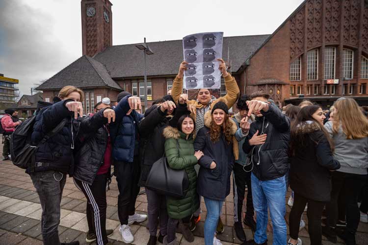 Schülerinnen und Schüler der BBS3 zeigen dem Klimawandel den Stinkefinger.