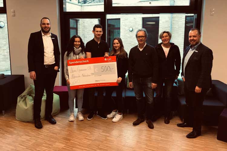 Danny Kramer, Elisa Amelie Pieperjohanns, Mika Büsselmann, Emily Künken, Steffen Mennenga, Katja Kubatzki und Tim-Oliver Ostheider bei der Preisübergabe des Projektes Medienscouts.