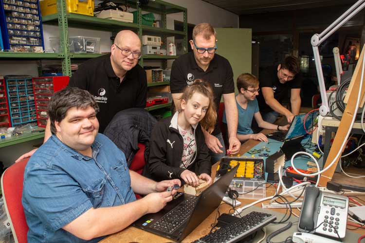 Michael Springwald, Jannika Hohlfeld, Patrick Günther, Sven Recker, Ferdinand Hartke und Mark-Christian Bruns sind beim CoderDojo in Oldenburg mit Spaß bei der Sache.