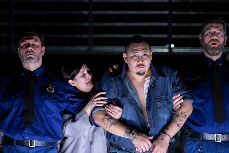 Die Oper „Dead Man Walking“ ist im Großen Haus des Oldenburgischen Staatstheaters zu sehen. Die Hauptpartien singen Melanie Lang (2. von links) und Kihun Yoon (3. von links). Zum Ensemble gehören auch Andreas Lütje (links) und Alwin Kölblinger.