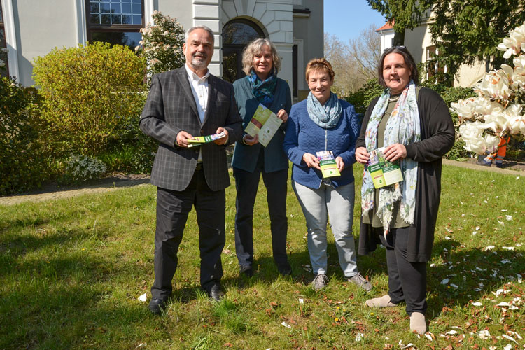 Landschaftspräsident Thomas Kossendey, Irmtraud Eilers (Leiterin AG Kulturtourismus), Edith Buskohl (AG Kulturtourismus) und Dr. Natalie Geerlings (Stellvertretende Regionalleiterin LEB Weser-Ems Nord) (von links) haben heute das Programm vorgestellt.