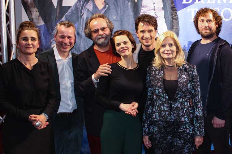 Annette Strelow, Jan Weyrauch, Matthias Brenner, Camilla Renschke, Oliver Mommsen, Sabine Postel und Florian Baxmeyer (von links) nach der Preview.