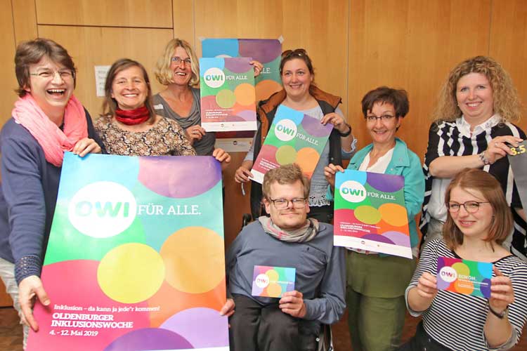 Werben für die 8. Oldenburger Inklusionswoche (von links): Ute Dorczok von Haus Regenbogen, Dörthe Bührmann von Oeins, Bettina Heeren vom Autismus-Therapiezentrum Oldenburg, Ilka Martin von Ma vie Budgetassistenz, Maike Dittmar von BeKoS – Beratungs- und Koordinationsstelle für Selbsthilfegruppen, Peter Dresen, Fachstelle Inklusion der Stadt Oldenburg, Eva Brischke-Bau von SELAM, Sabine Ade von den Gemeinnützigen Werkstätten.