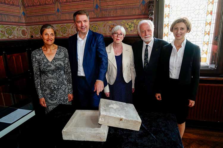 Sabine Stührholdt (Stadtmuseum), Oberbürgermeister Jürgen Krogmann, Dr. Elisabeth Schlesinger, Ernst Sittig (beide Jüdische Gemeinde zu Oldenburg) und Rabbinerin Alina Treiger (von links) mit dem Grundstein der alten Oldenburger Synagoge.