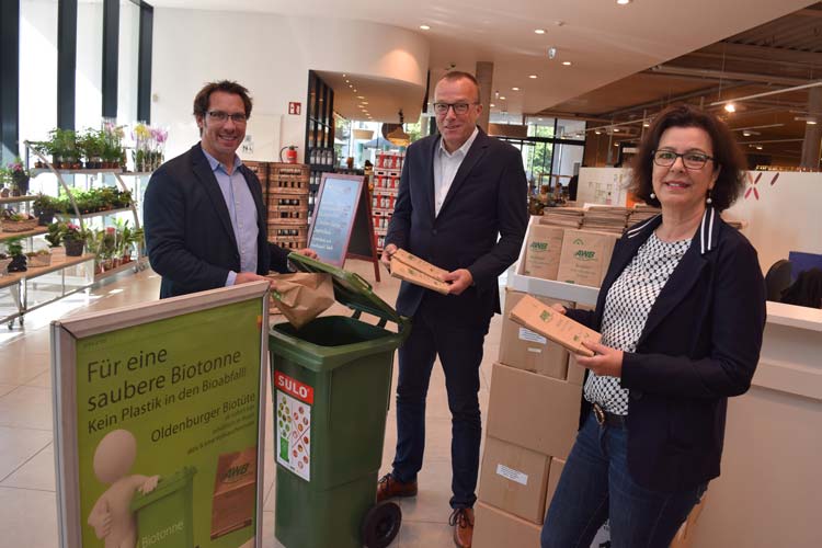 Werben für die Biomüll-Tüte (von links): AWB-Betriebsleiter Volker Schneider-Kühn, aktiv & irma-Geschäftsführer Günter Walter und Angelika Wosnitza (Verwaltung aktiv & irma).